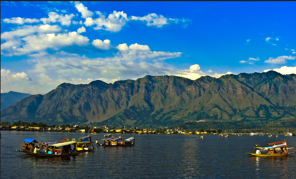 Dal Lake, Srinangar,Places To Visit In Gulmarg